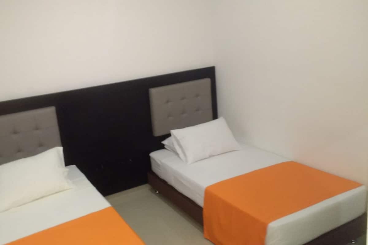 Chambre avec lits jumeaux | Minibar, coffre-fort, bureau, fer et planche à repasser