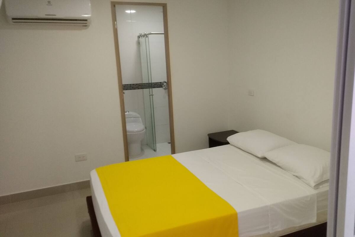 Chambre double | Minibar, coffre-fort, bureau, fer et planche à repasser