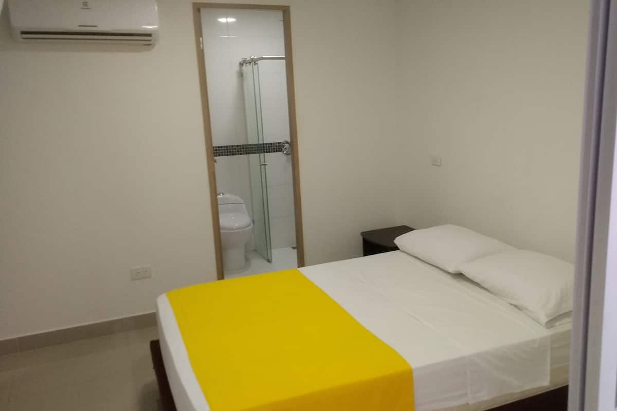 Habitación doble | Minibar, caja de seguridad en la habitación y escritorio