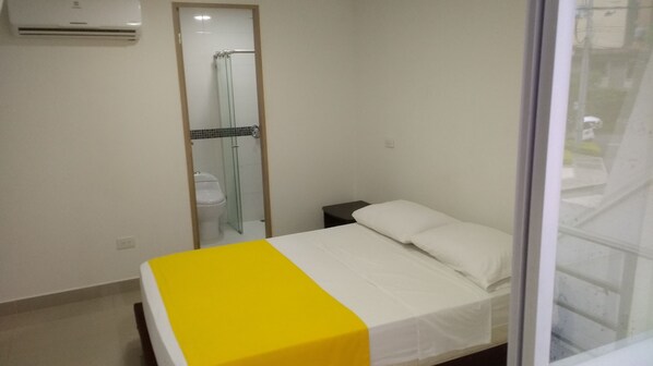 Double Room | Minibar, in-room safe, desk, iron/ironing board - Hotel Torre Coral (Medellín)