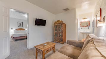 Habitación Signature, 1 cama de matrimonio grande | Zona de estar | Una televisión de pantalla plana