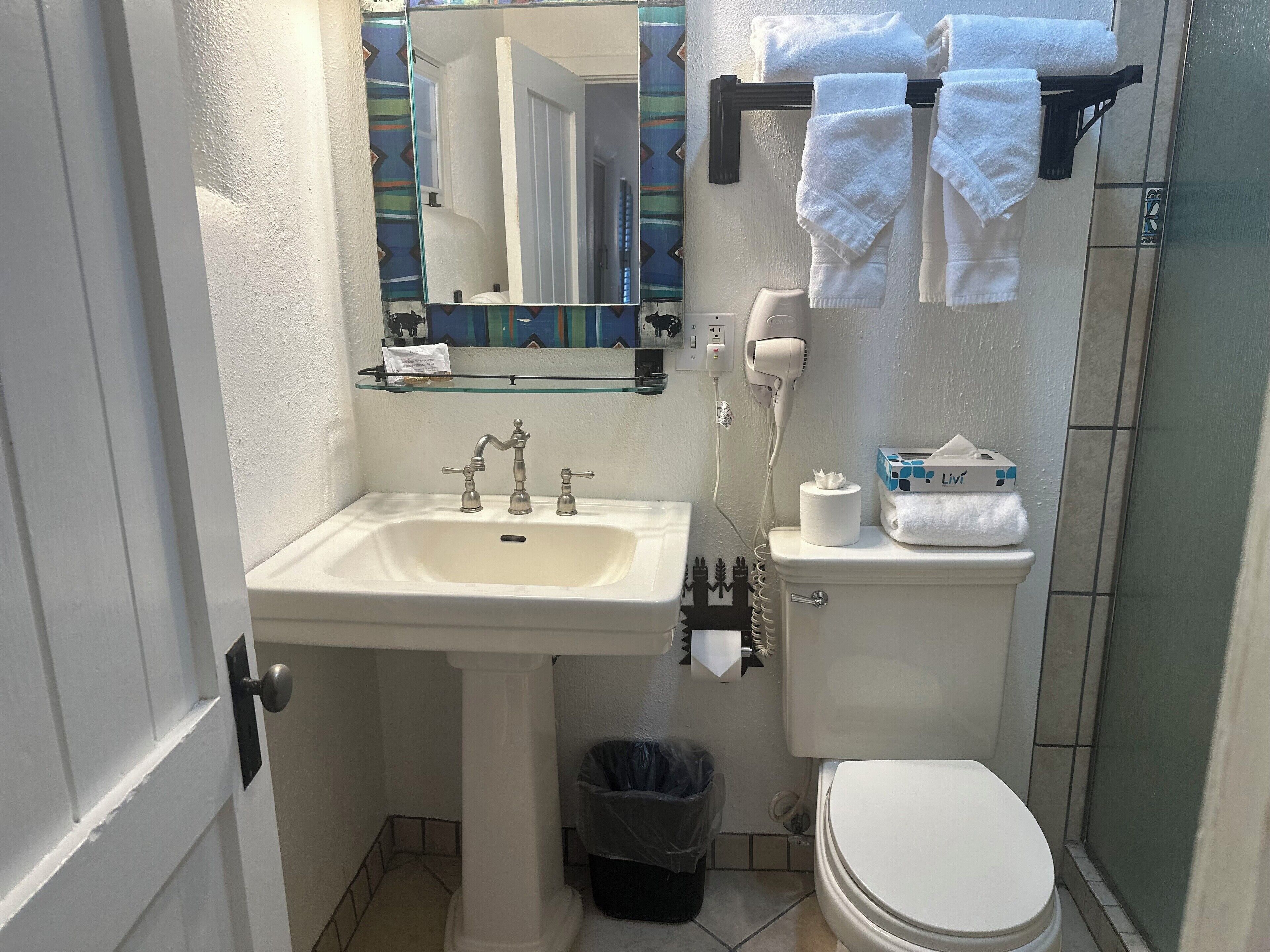deluxe room | bathroom | free toiletries, towels