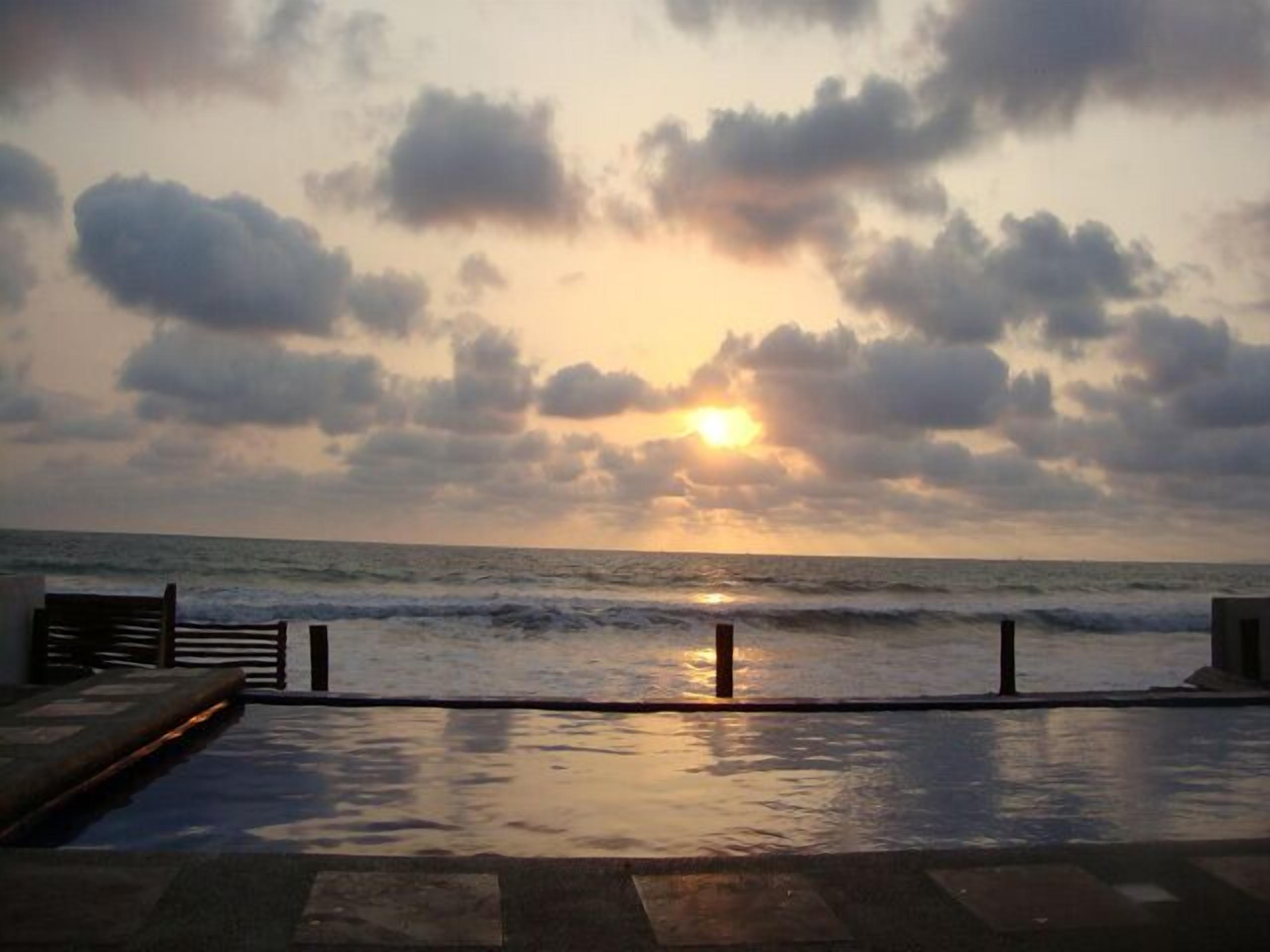 outdoor pool, open 8:00 am to 8:00 pm, pool loungers