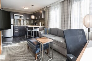 Sengetøy av topp kvalitet, safe på rommet og skrivebord