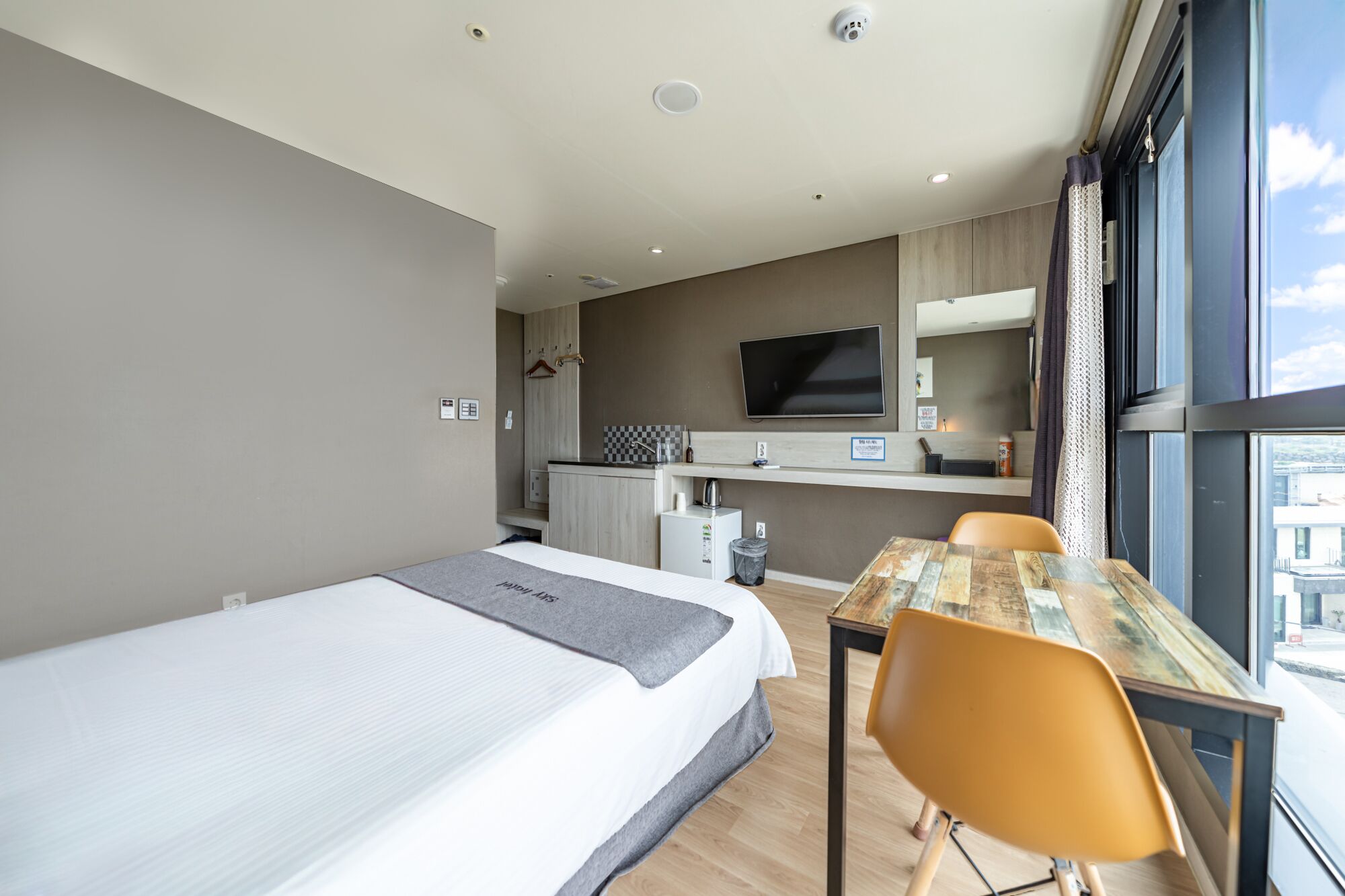 deluxe double room | blackout curtains, free wifi