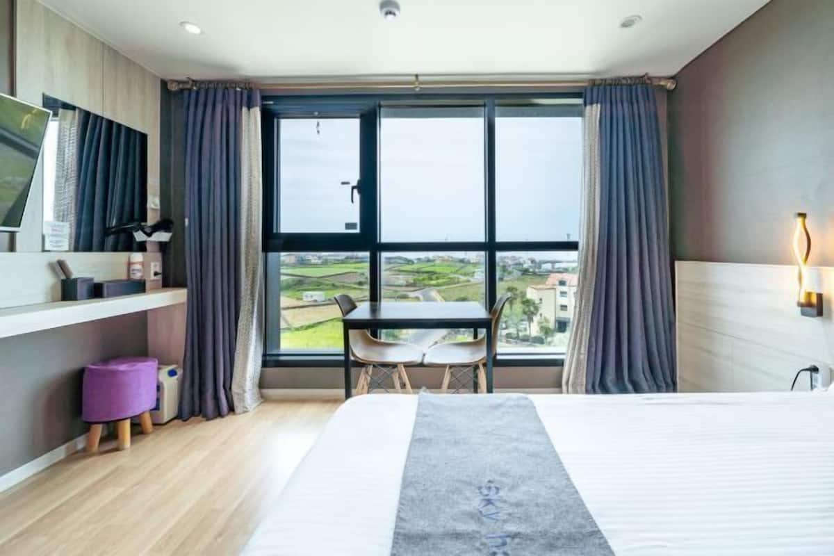 Blackout curtains, free WiFi