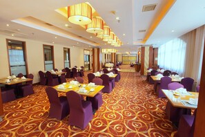 Breakfast, lunch, dinner served; Chinese cuisine  - Jiashan City Hotel (Jiaxing)