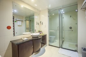 Phòng 2 giường đơn Executive | Phòng tắm | Buồng tắm vòi sen, đồ dùng nhà tắm miễn phí, máy sấy tóc 