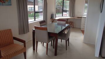 Appartement, 3 chambres (2 Kings, 1 Bunk, 1 Single, 1 Sofabed) | Restauration dans la chambre