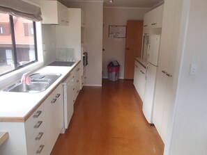 Apartment, 3 Schlafzimmer (2 Kings, 1 Bunk, 1 Single, 1 Sofabed) | Eigene Küche | Kühlschrank, Mikrowelle, Herdplatte, Wasserkocher