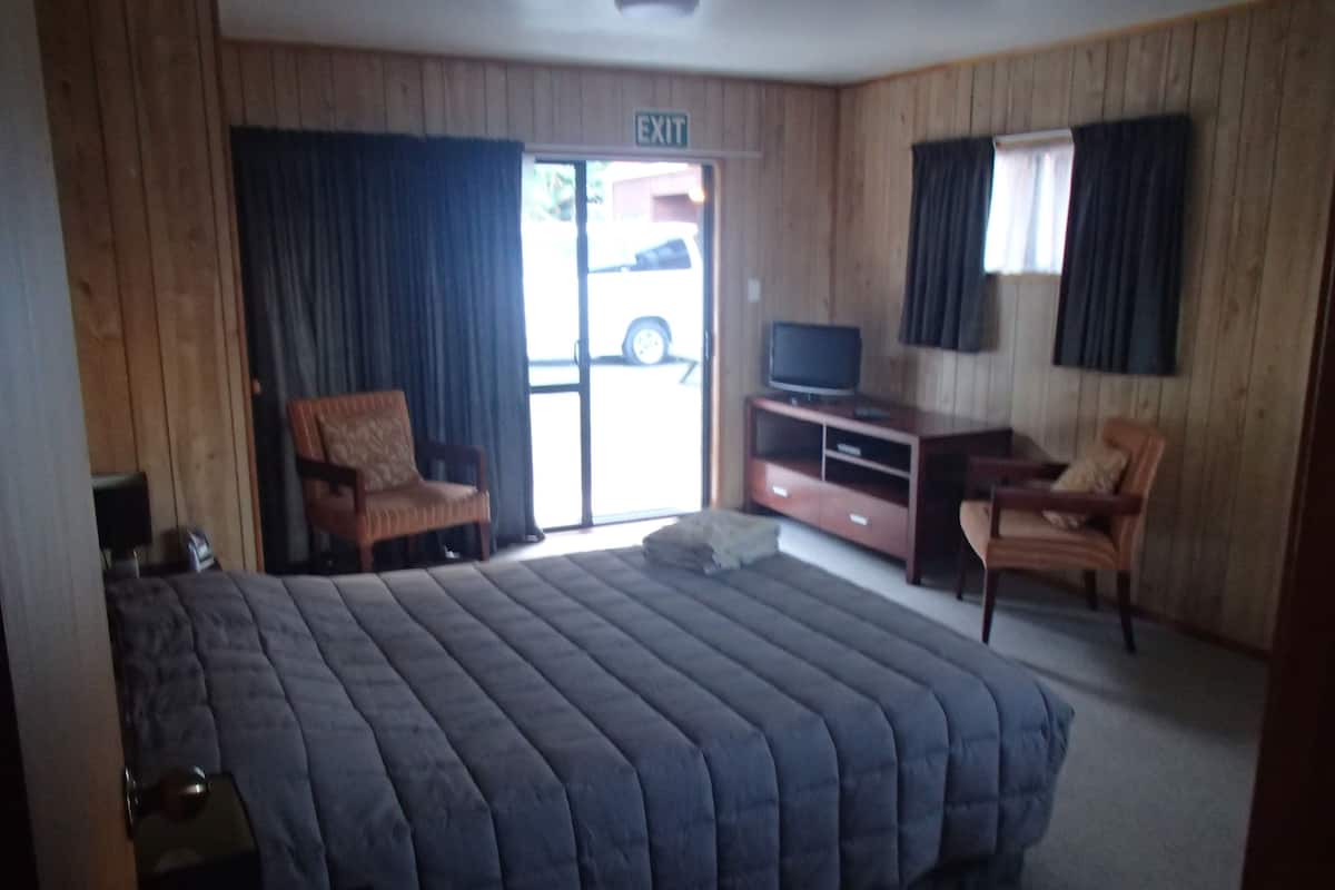 Standard Studio | Living area | Flat-screen TV