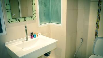 Deluxe-studio, 1 keskisuuri parisänky | Kylpyhuone | Suihku, ilmaiset hygieniatuotteet, pyyhkeet