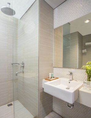 Een douche, gratis toiletartikelen, een haardroger, pantoffels