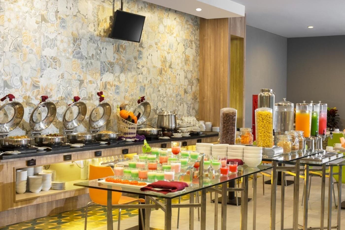 Se sirven desayunos, comidas, cenas y cocina indonesia 