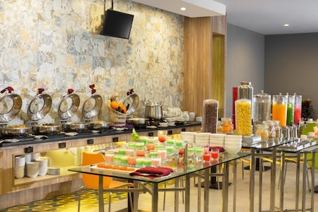 Breakfast, lunch, dinner served; Indonesian cuisine