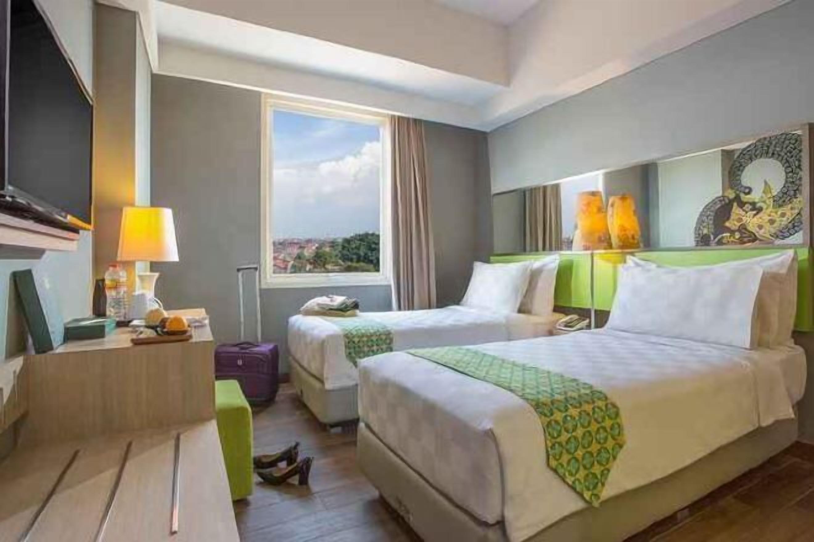 セーフティボックス (室内)、デスク、遮光カーテン、WiFi (無料)