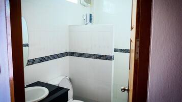 Standard Room | Bathroom | Shower, free toiletries, towels