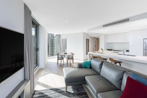 Executive appartement, 2 slaapkamers (Sky) | Woonruimte | Een 55-inch flatscreentelevisie met digitale zenders en een televisie