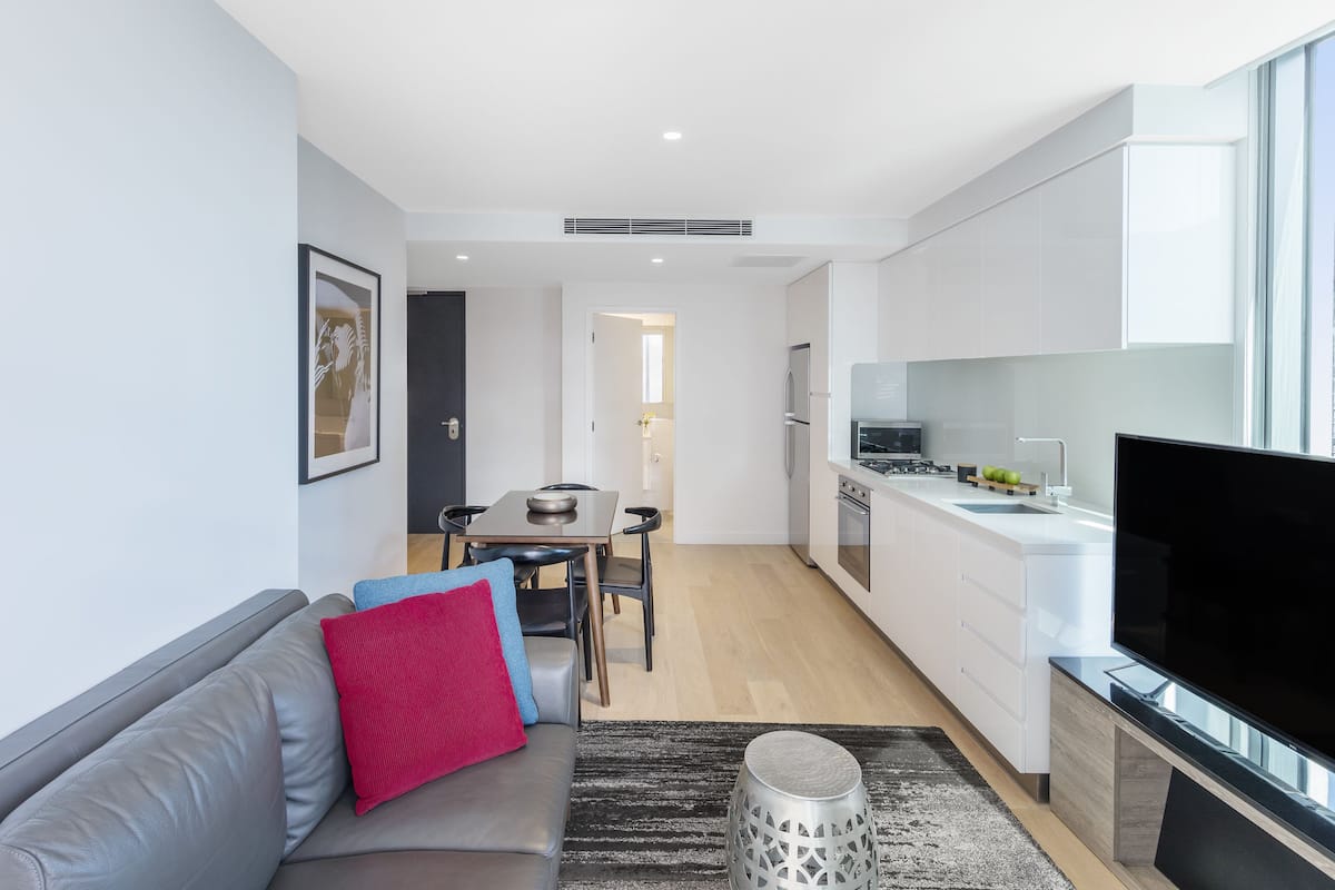 Un apartamento moderno con sala de estar, comedor y cocina.