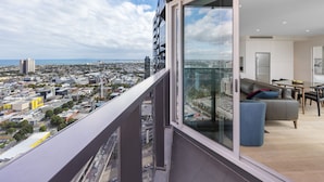 Un apartament modern amb un balcó que domina un paisatge urbà.