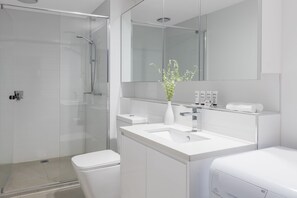 Apartamento ejecutivo, 2 habitaciones, vistas a la bahía (Sky) | Baño | Ducha, artículos de higiene personal gratuitos y secador de pelo