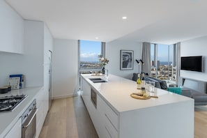 Executive Two Bedroom Sky Apartment - Imagine Marco (Southbank)