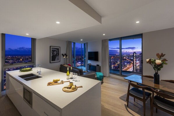 Apartamento ejecutivo, 2 habitaciones (Sky) | Cocina privada | Frigorífico grande, microondas, horno y placa de cocina