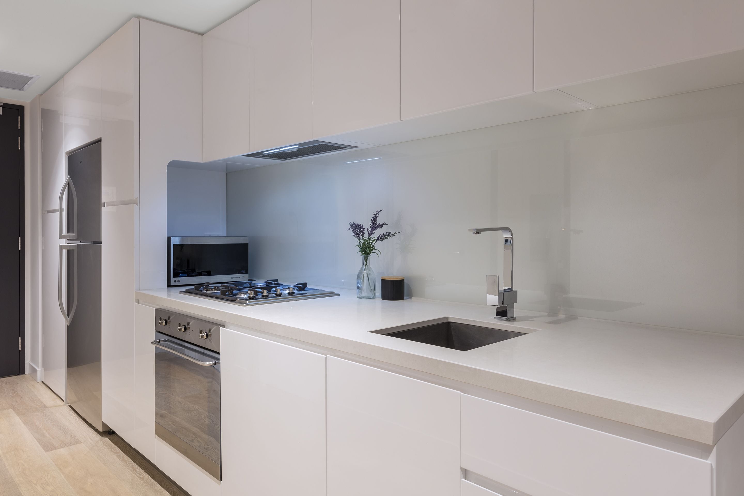 Full-sized fridge, microwave, oven, stovetop