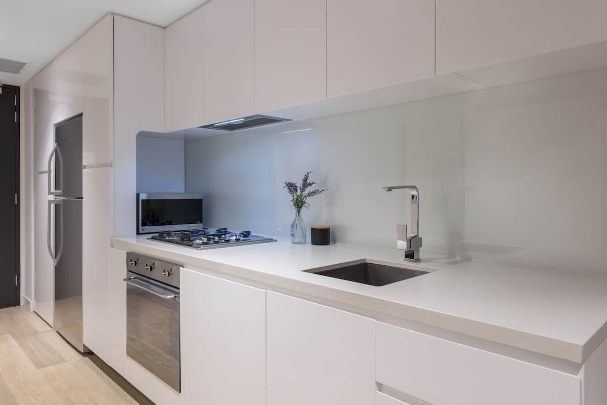 Full-sized fridge, microwave, oven, stovetop