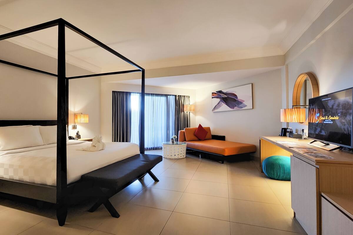 Minibar, coffres-forts dans les chambres, bureau
