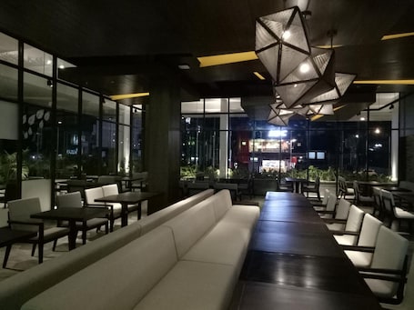 供应早餐、午餐和晚餐,国际美食