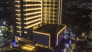Ein mehrstöckiges Hotel mit modernem Design, das ein gut sichtbares 'midtown'-Schild am Eingang zeigt.