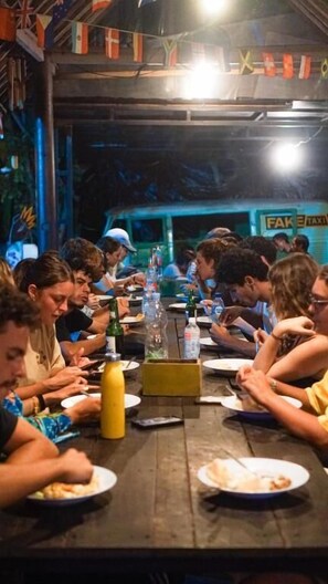 Frokost, lunsj og middag serveres, lokale og internasjonale retter 