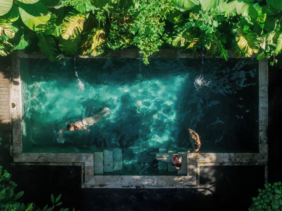 Kolam renang outdoor, dengan kursi berjemur