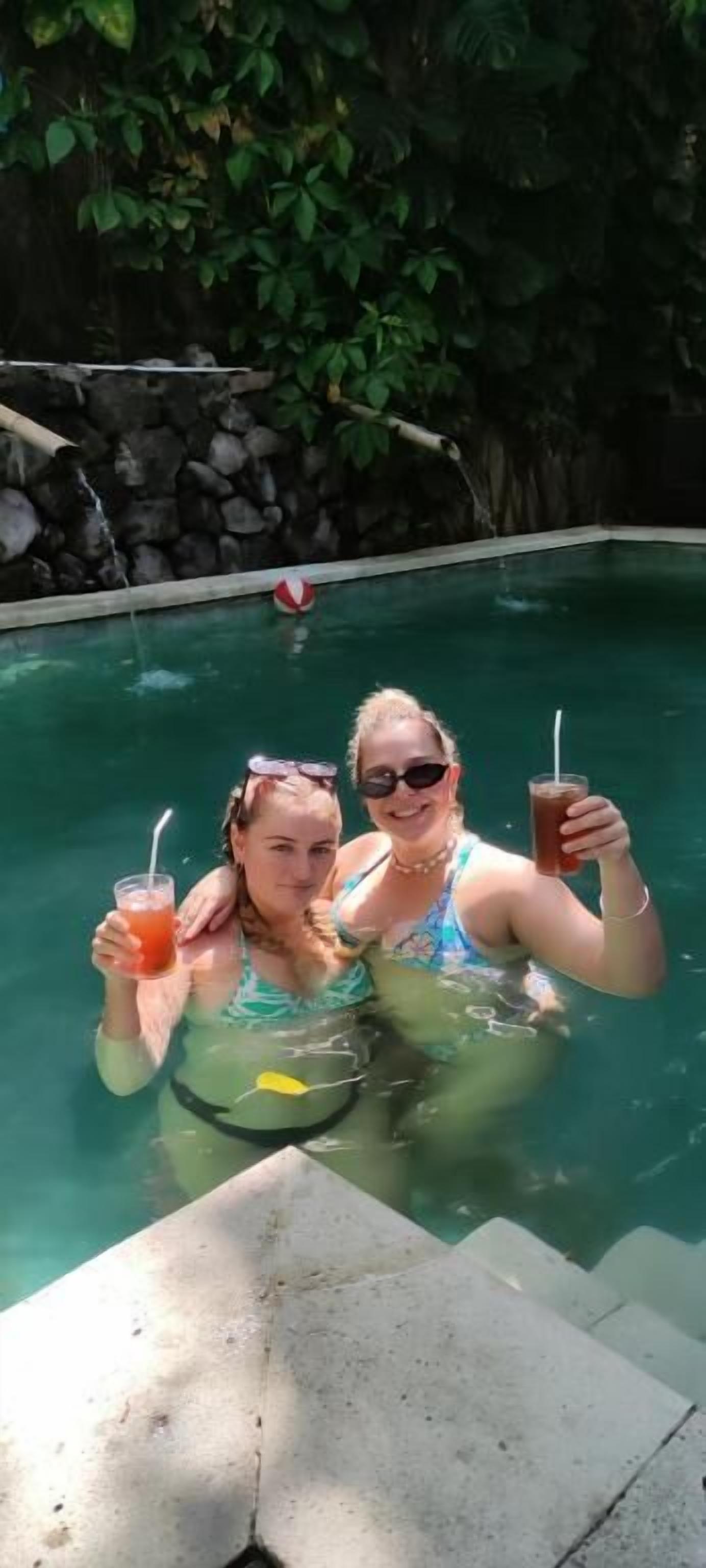 Utomhuspool och solstolar