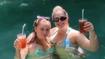 Een buitenzwembad en ligstoelen