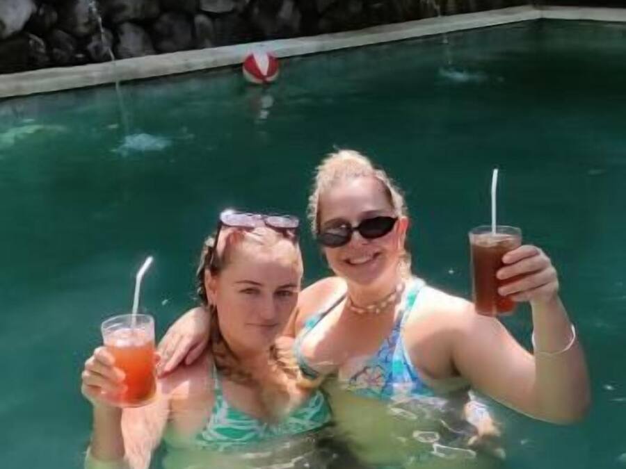 Utendørsbasseng og solsenger