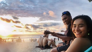 En strandscene med mennesker som sidder og slapper af.
