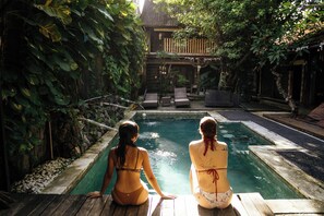Outdoor pool, sun loungers - Da Housetel (Kuta)