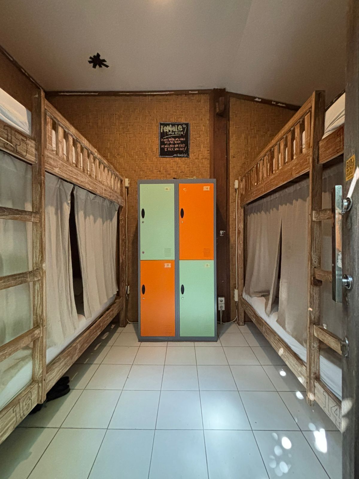 Dortoir Partagé Standard, femmes uniquement | Coffres-forts dans les chambres, Wi-Fi gratuit, draps fournis