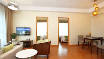 Appartement Sénior, 2 chambres | Couette en duvet d'oie, minibar, coffres-forts dans les chambres, bureau