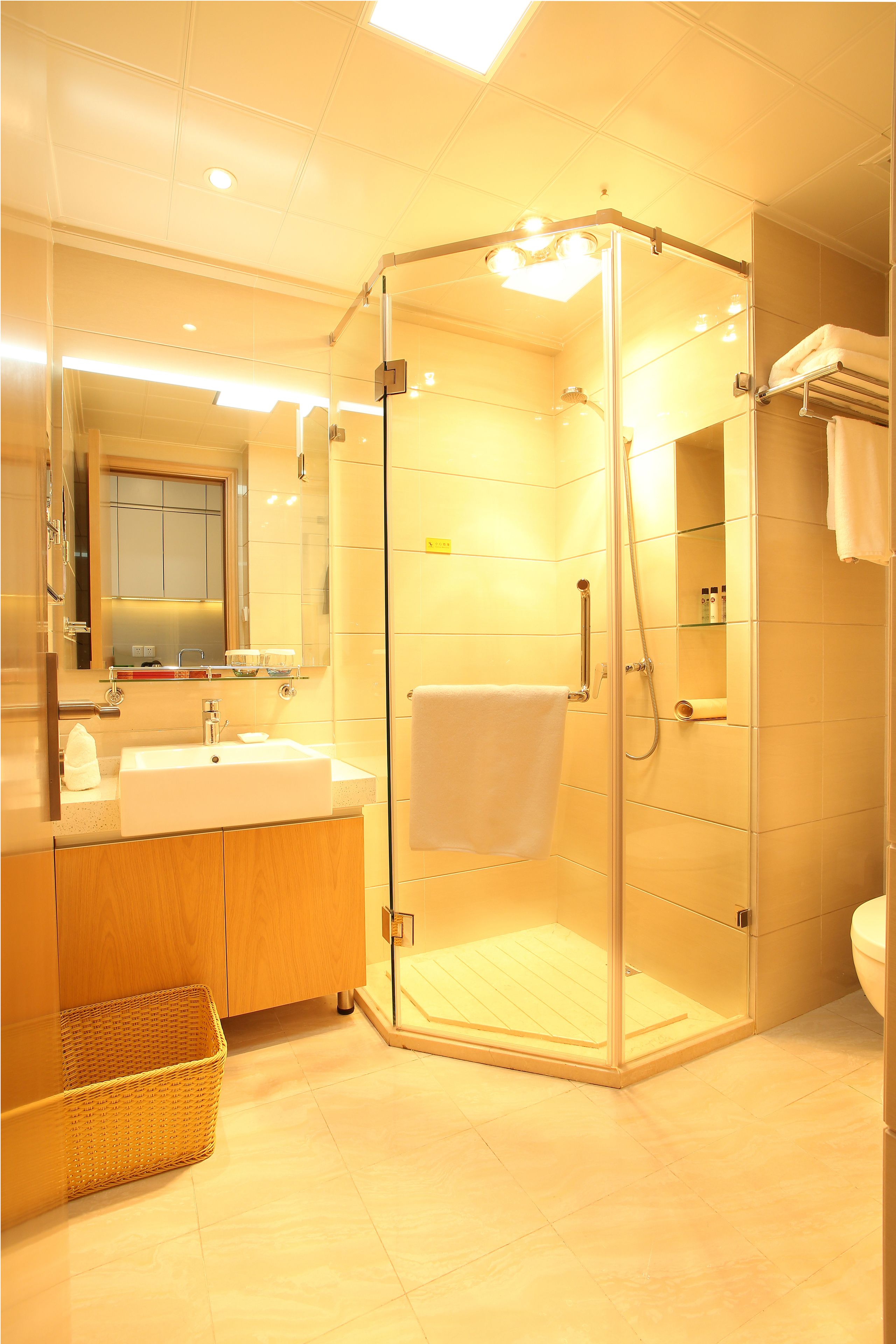 Sunshine Apartment B with 1 Bedroom | Bathroom | Shower, rainfall showerhead, free toiletries, hair dryer