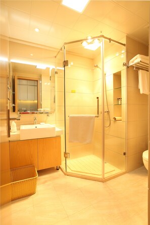 Habitación estándar | Baño | Ducha y cabezal de ducha tipo lluvia
