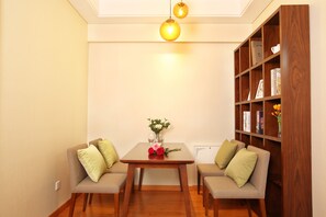 Cubrecamas, minibar, caja de seguridad en la habitación y escritorio 