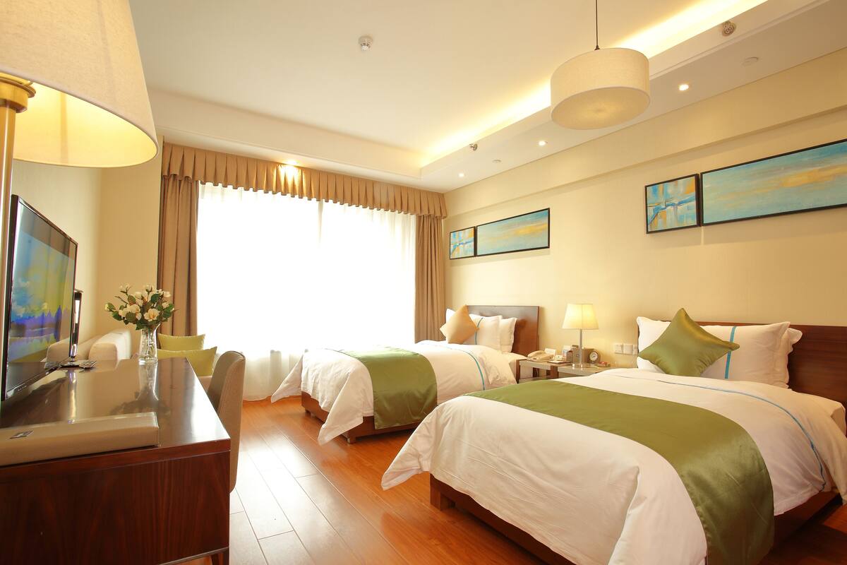 ผ้านวมขนเป็ด, มินิบาร์, ตู้นิรภัยในห้องพัก, โต๊ะทำงาน