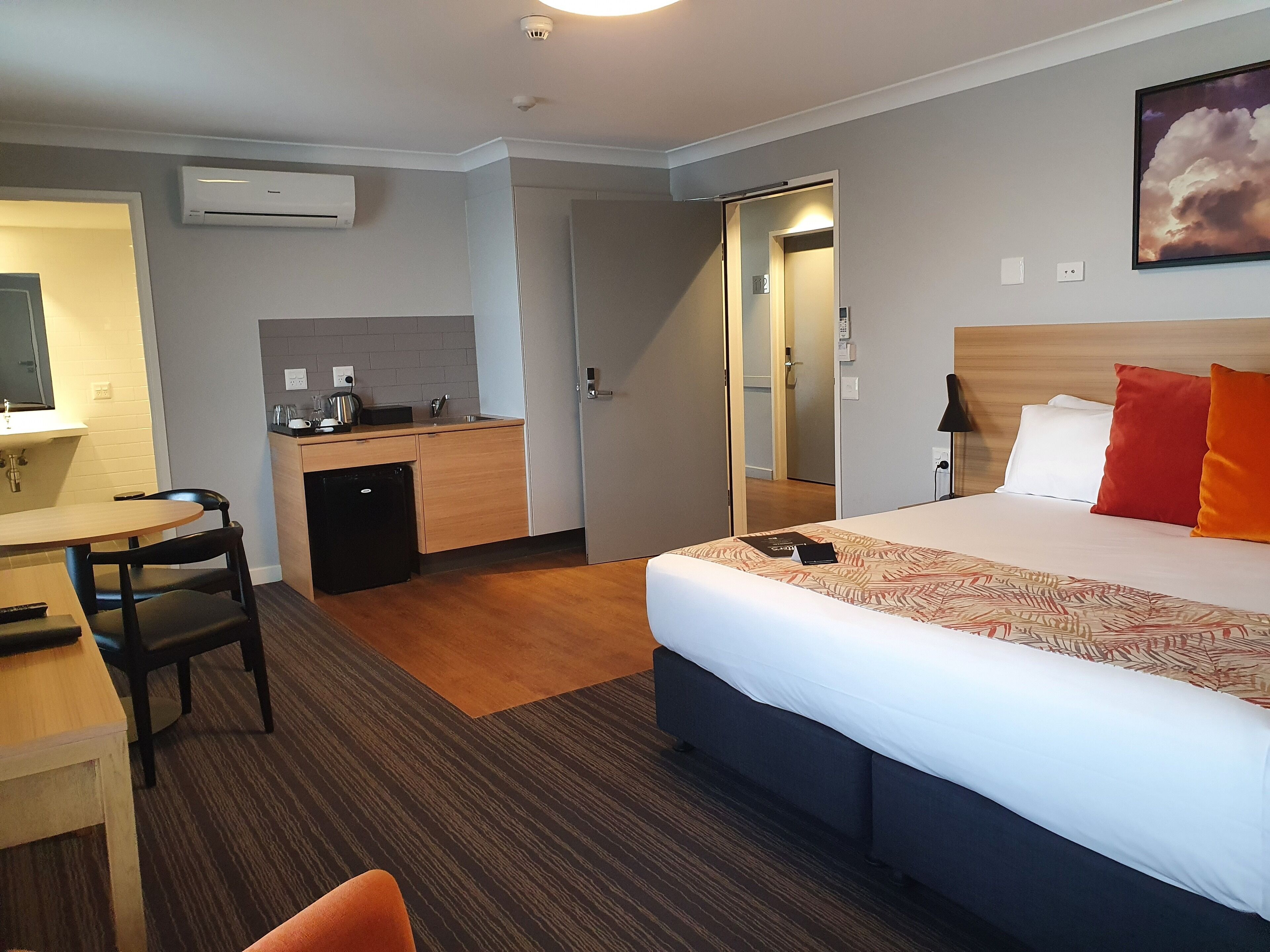 accessible king room | 1 bedroom, in-room safe, blackout curtains, soundproofing
