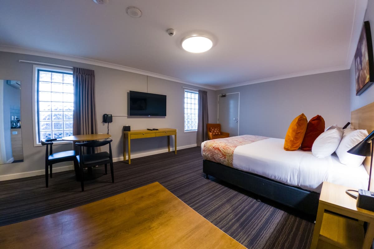 accessible king room | 1 bedroom, in-room safe, blackout curtains, soundproofing