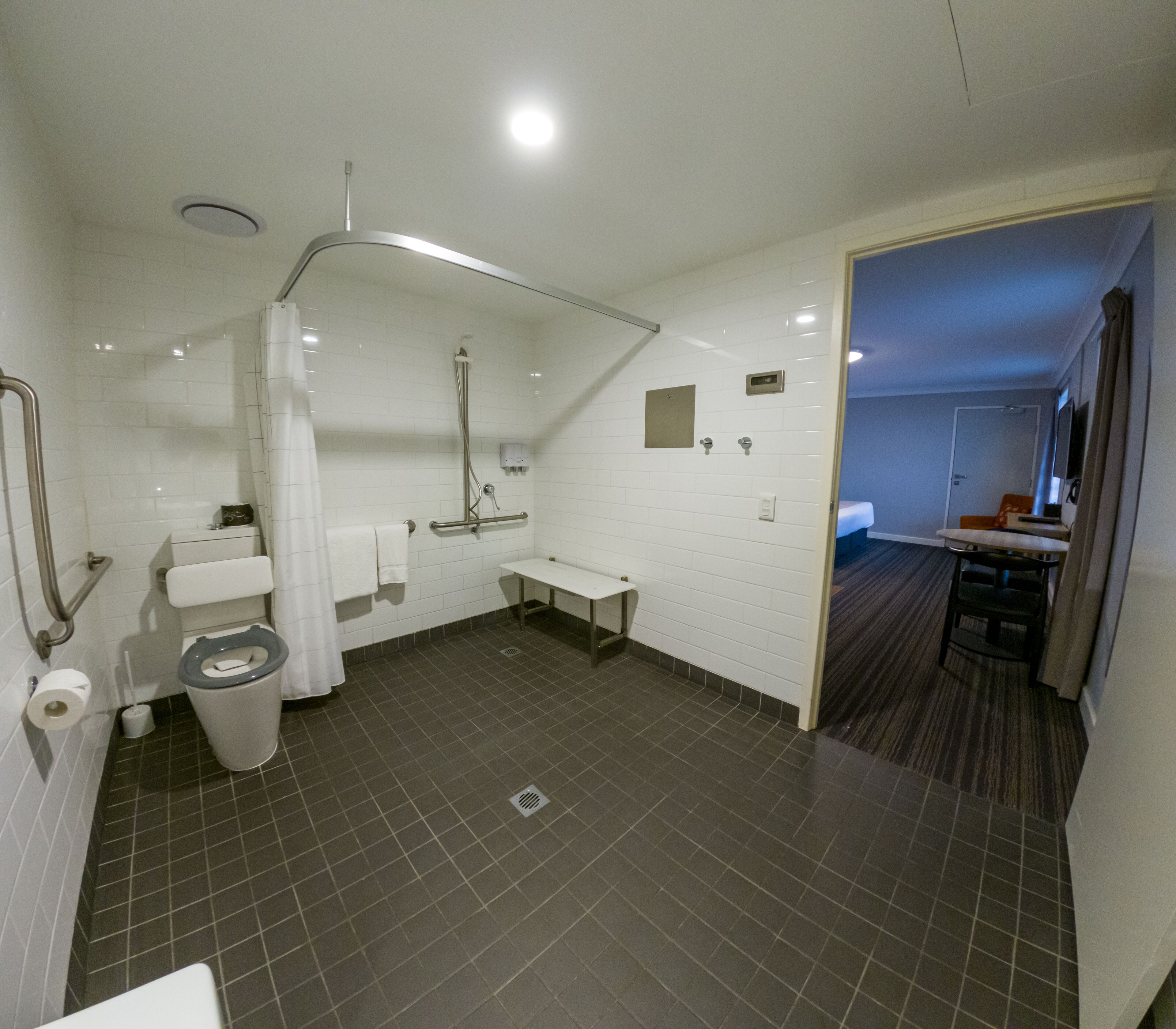 Un baño moderno con ducha, inodoro y lavamanos.