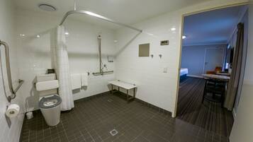 Un baño moderno con ducha, inodoro y lavamanos.