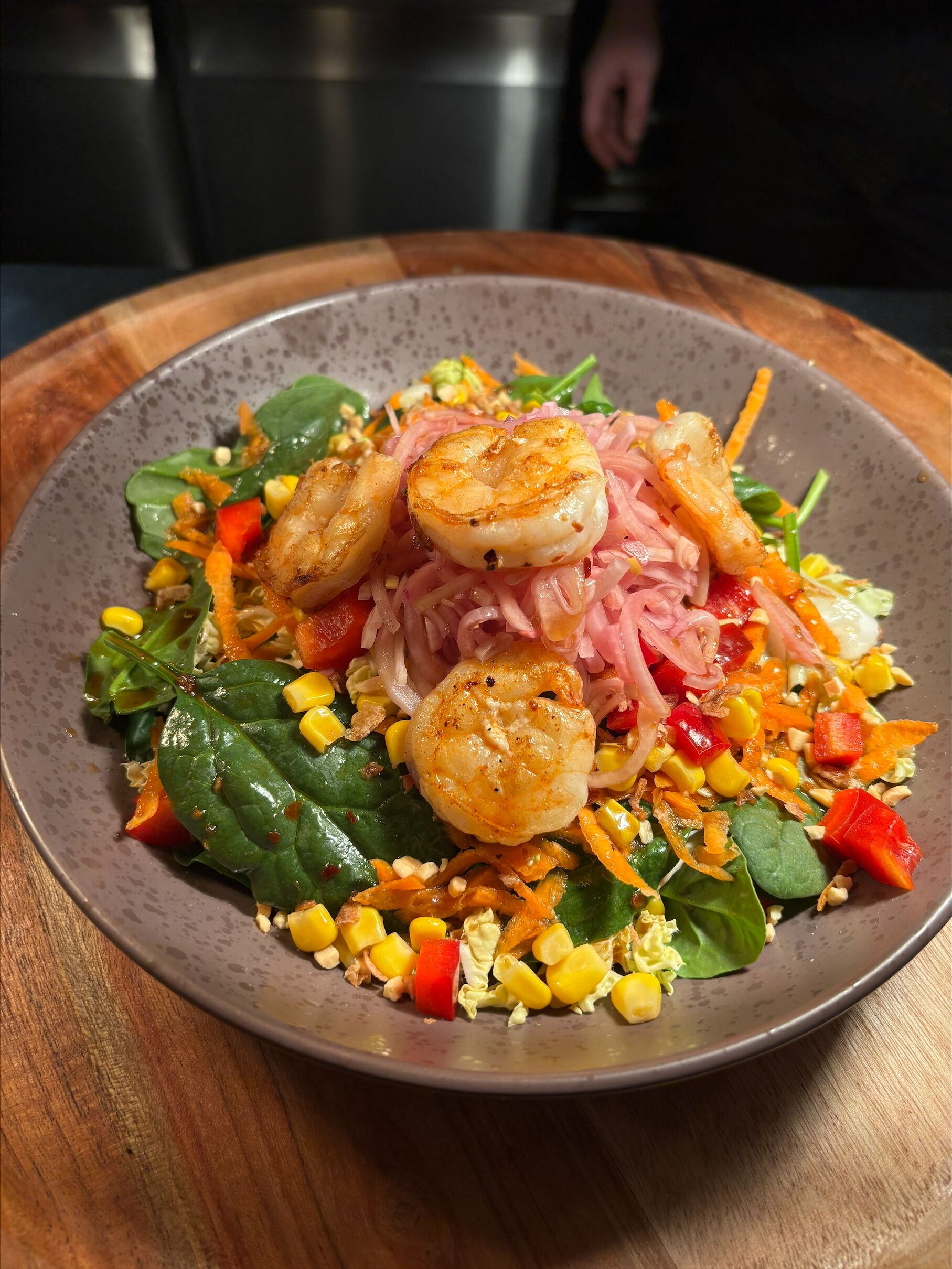 Un plato de mariscos con almejas, verduras y una guarnición.